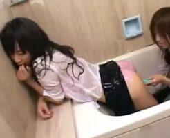 【JKレズ動画】女子校生のビアンカップルがローション風呂で双頭ディルド使った着衣SEX♪
