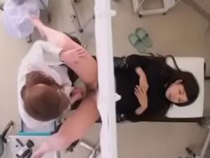 【盗撮レズ動画】産婦人科を訪れた清楚な妊婦の若妻をペニバンレイプする白ギャルのビアン女医