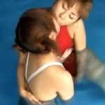 【水着レズ動画】ムチムチな競泳水着姿のレズビアン巨乳お姉さんがプールの中で手マンし合う