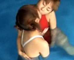【水着レズ動画】ムチムチな競泳水着姿のレズビアン巨乳お姉さんがプールの中で手マンし合う